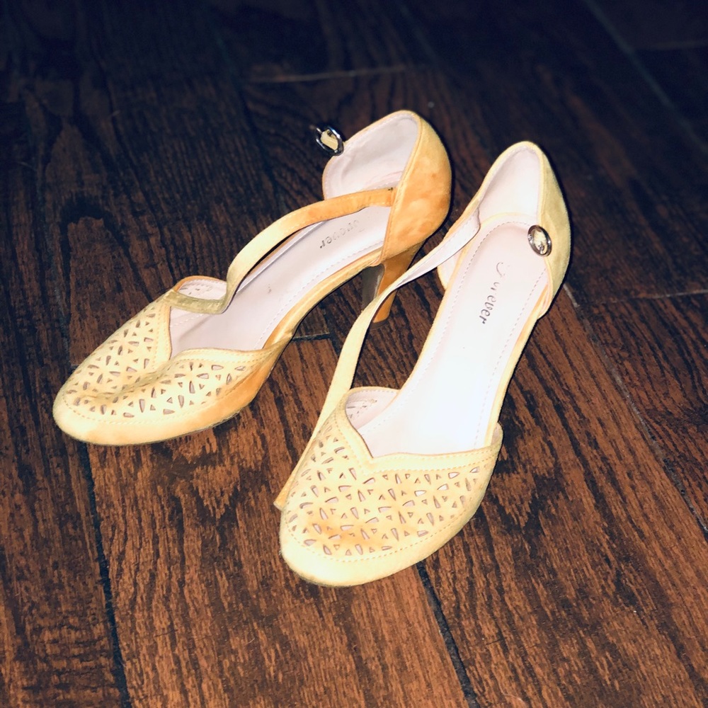 Yellow pumps